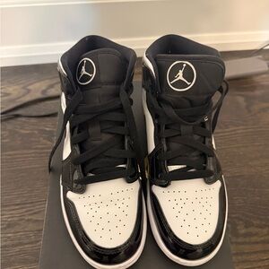 Nike Jordan 1 Mid-top Sneakers - Black & White (Carbon Fibre)